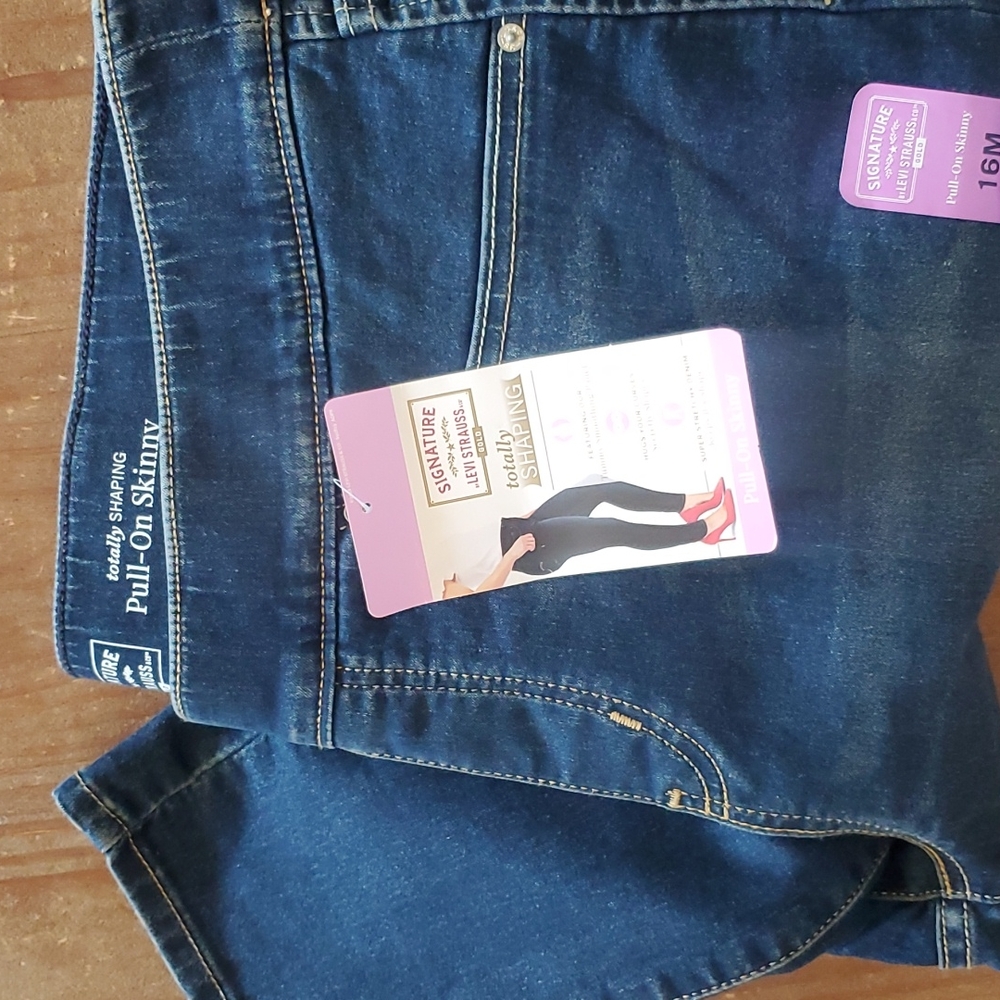 NWT Levi's Totally Shaping Pull-On Skinny Size 16M Jeans
